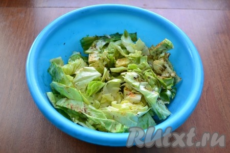 Влить растительное масло и тщательно капусту перемешать.