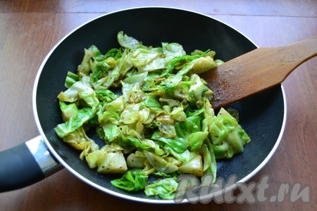 Жарить молодую капусту на среднем огне, периодически перемешивая, до легкой золотистости. Для этого понадобится минут 5-7, капуста должна остаться хрустящей.
