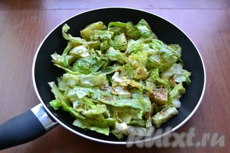 Выложить капусту в разогретую сковороду.