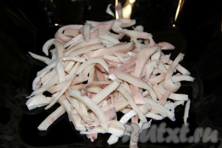 Кальмаров, размороженных при комнатной температуре, очистить от тёмной плёночки, удалить хорду внутри каждой тушки. В кастрюлю с кипящей подсоленной водой выложить 1-2 тушки кальмаров, варить на среднем огне с момента закипания 10 секунд, затем достать отваренных кальмаров. Отварить таким образом все тушки, дать им остыть и нарезать на полоски.
