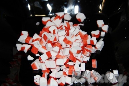 Крабовые палочки, предварительно размороженные при комнатной температуре, нарезать на средние брусочки.&nbsp;
