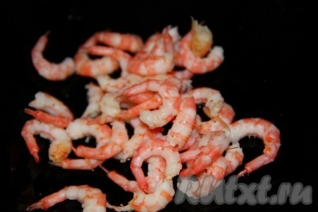 Вскипятить в кастрюле воду, подсолить, выложить креветки, снова дать воде закипеть, уменьшить огонь. Варить креветки 2-3 минуты. Затем варёные креветки откинуть на дуршлаг, дать им остыть и очистить.
