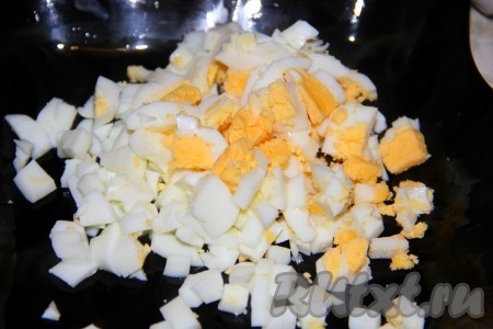 Яйца отварить в течение 10 минут с момента закипания воды, затем очистить и нарезать на мелкие кубики.&nbsp;
