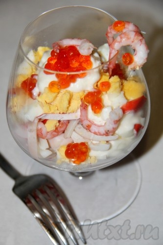 Кальмары, крабовые палочки, яйца, креветки перемешать и заправить наш салат майонезом, можно немного посолить и поперчить. Перед подачей украсить салатик красной икрой. Салат получается необыкновенно вкусным и нежным, обязательно попробуйте!
