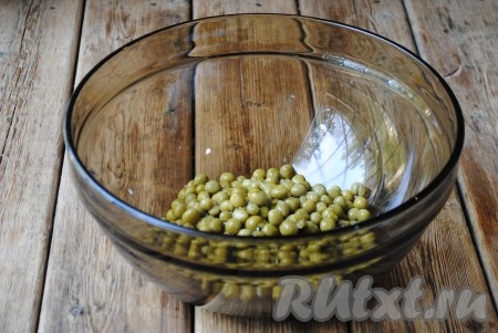 Зелёный горошек (без жидкости) высыпать в миску. 