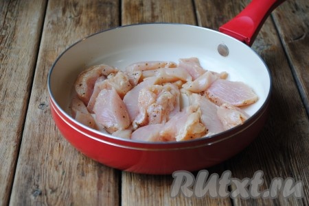 Куриное филе вымыть, обсушить, нарезать полосками, посолить и поперчить по вкусу, выложить на сковороду, разогретую с растительным маслом, и жарить на среднем огне по 5-7 минут с каждой стороны.
