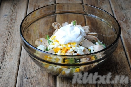 Добавить в салат соль, чёрный молотый перец и сметану (я использовала сметану жирностью 20%, процент жирности можно выбирать на свой вкус), хорошо перемешать и поставить на 30 минут в холодильник, чтобы салат пропитался и остыл.