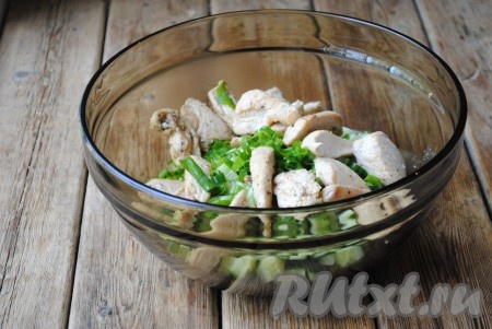 Дать куриному мясу немного остыть и выложить его в салат из горошка, зеленого лука и огурца.&nbsp;
