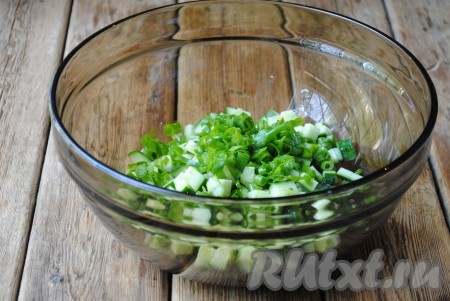 Зелёный лук вымыть, мелко нарезать, отправить в салат из огурца и горошка.&nbsp;

