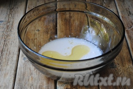 Затем к "ожившим" дрожжам влить растительное масло и всыпать соль, перемешать.&nbsp;
