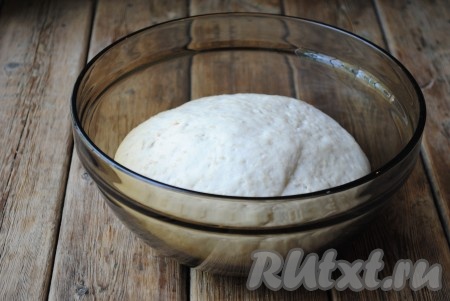 Через час тесто обмять, снова дать отдохнуть и подняться еще в течение часа.&nbsp;Спустя указанное время, тесто должно хорошо вырасти и увеличиться в объеме.&nbsp;
