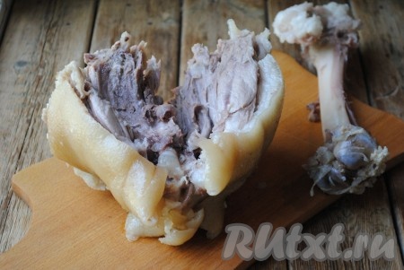 Затем отделить мясо от кости.
