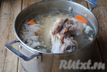 Готовую рульку достать из бульона и дать немного остыть. 