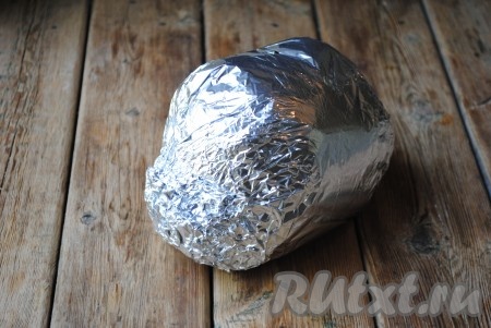 Затем завернуть рульку в фольгу и отправить в холодильник минимум на 1,5 часа, а лучше на ночь. Рулет из вареной свиной рульки должен полностью остыть и пропитаться всеми специями и чесноком.&nbsp;
