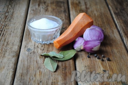 После закипания огонь уменьшить и варить свиную рульку около 2-2,5 часов (время приготовления зависит от веса рульки, варить нужно до тех пор, пока мясо не станет мягким и не начнёт отделяться от кости). После того как рулька проварится 1 час, добавить в воду очищенные лук, морковь, чёрный перец горошком, соль и лавровые листья.&nbsp;
