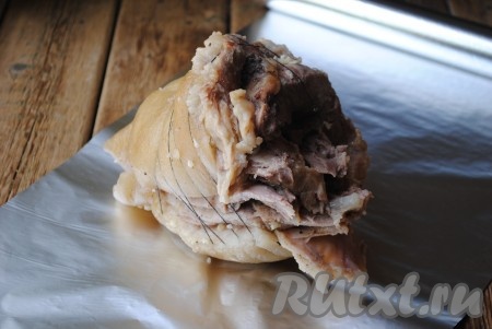 Свернуть вареную свиную рульку в рулет и перемотать ниткой, чтобы рулет держал форму.
