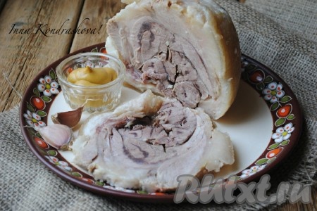 Вареная свиная рулька готова, освободить её от фольги и ниток, нарезать и можно подавать на стол. Блюдо по этому рецепту получается ароматным и очень вкусным, попробуйте!
