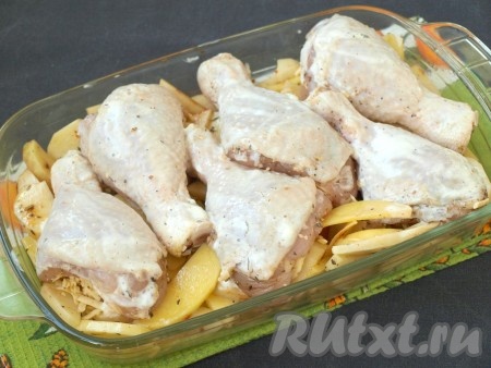 Картошку выложить в форму для запекания. Куриные ножки обмазать майонезом со всех сторон, выложить поверх картофеля. Духовку разогреть до 180 градусов, запекать куриные ножки в майонезе с картошкой 1 час. За это время картофель должен стать достаточно мягким, легко прокалываться вилкой. Если вдруг картошка ещё не готова, тогда переверните мясо на другой бок и запекайте ещё минут 10. Но обычно, если картошка нарезана достаточно тонко, 1 часа на запекание вполне достаточно.