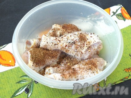 Куриные ножки вымыть, обсушить, добавить соль и специи (я в качестве специй добавила к мясу приправу для курицы и чёрный молотый перец), перемешать.