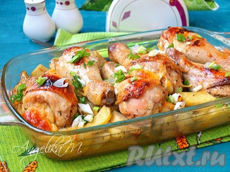 Куриные ножки получаются нежнейшими, сочными, аппетитными и очень вкусными. При подаче блюдо можно посыпать нарезанным зелёным луком.