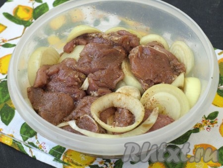 Лук нарезать кольцами и добавить к мясу, перемешать ещё раз. Миску накрыть крышкой и убрать в холодильник на сутки.
