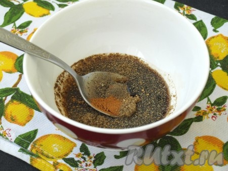 Для приготовления маринада для шашлыка смешать в мисочке соевый и гранатовый соус с соком лимона, затем добавить приправу для шашлыка, чёрный и красный молотые перцы, ещё раз перемешать.
