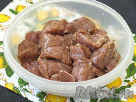 Сложить кусочки свинины в миску, залить приготовленным маринадом из соевого соуса, хорошо перемешать, помассировав мясо руками.

