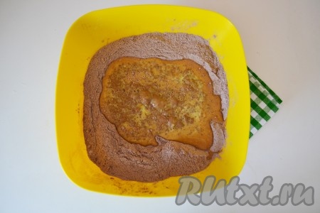 Влить получившуюся жидкую массу в сухие ингредиенты.
