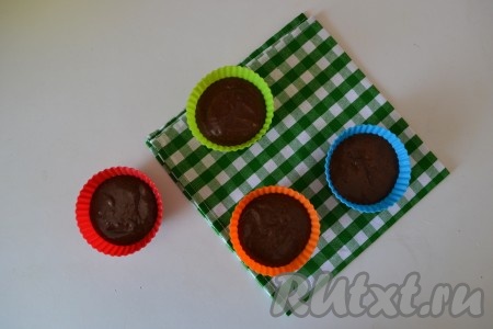 Выложить тесто в формы для кексов, заполняя их на 2/3 объема. Если используете не силиконовые формы, то смажьте их маслом или во внутрь вложите одноразовые бумажные формочки. Выпекать в разогретой до 180 градусов духовке 30 минут. Готовность маффинов с какао проверить деревянной лучинкой.
