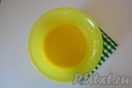 Тщательно перемешать молоко, масло и желтки (можно воспользоваться миксером).
