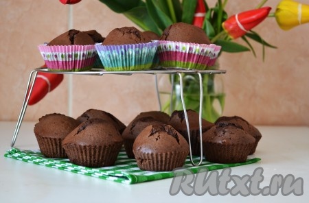 Нежные, слегка влажные, в меру сладкие маффины должны остыть и только тогда подать их к столу.
