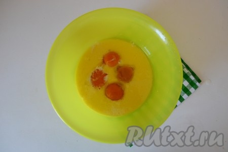 Яйца аккуратно разделить на белки и желтки. Старайтесь, чтобы к белкам не попало ни капли желтка, иначе в дальнейшем взбить белки в пышную пену не получится. В отдельной миске соединить молоко, растаявшее сливочное масло и куриные желтки.
