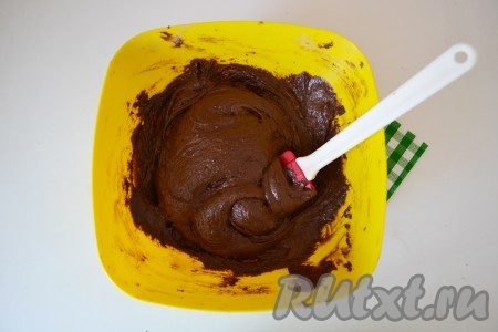 И не спеша, аккуратно перемешать тесто. Оно станет довольно густым, но липким и тянущимся за лопаткой.
