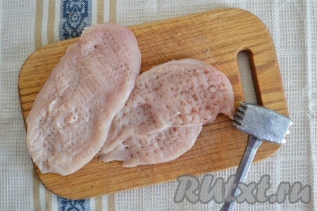 Каждый кусок мяса сверху накрыть пищевой пленкой и слегка отбить молотком.
