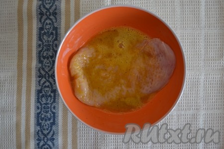 Взбить яйцо в пышную массу и обмакнуть в него каждый кусочек филе.
