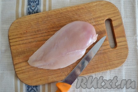 Филе вымыть, зачистить от пленки и жира, с помощью салфеток убрать лишнюю влагу.
