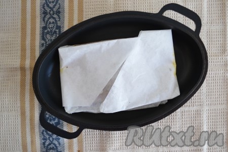 Выложить конвертик с филе на разогретую сковороду. Маслом смазывать сковороду не нужно. Огонь должен быть средним, иначе бумага начнет гореть и это придаст мясу неприятный запах и горечь.

