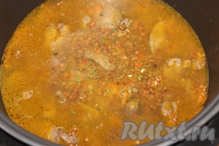 Далее влить два стакана горячей воды (или бульона), посолить, добавить специи по вкусу, закрыть крышку мультиварки, выставить программу "Крупы" на 45 минут.