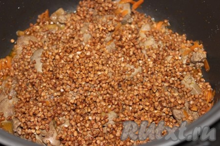 Гречку перебрать от мусора, хорошо промыть и всыпать в чашу мультиварки к моркови и куриной печени.
