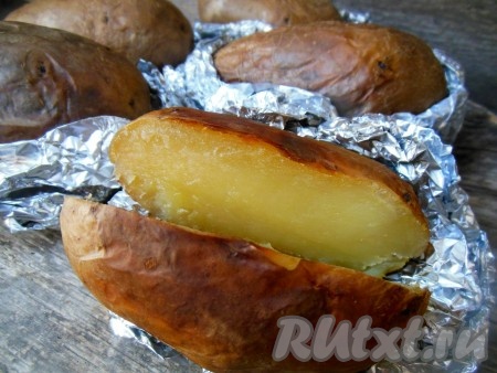 Картофель, запеченный целиком в фольге в духовке, особенно популярен у нас, я его подаю с кефиром (йогуртом, домашней ряженкой), либо домашним томатным соком. Кстати, соленая рыбка будет отличным дополнением к такой картошечке. Попробуйте, такой картофель получается и вкусным, и полезным!