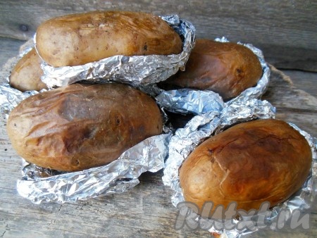 Готовность проверьте деревянной шпажкой - картошка должна легко прокалываться.