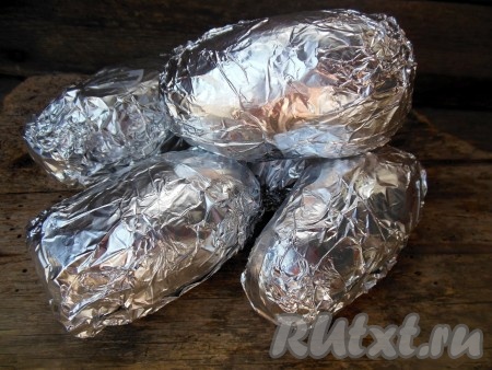 Целые клубни картофеля, завернутые в фольгу, отправьте запекаться в духовку, разогретую до 180 градусов, минут на 40.