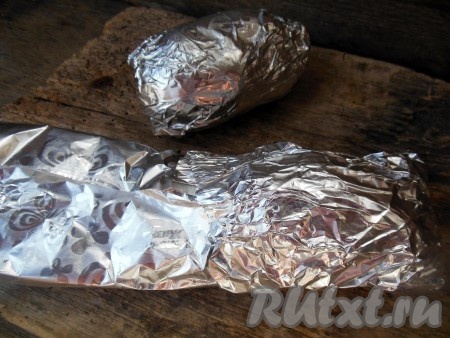 Затем загните две стороны фольги по краям к центру.