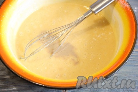  Добавить в тесто ликёр и хорошо перемешать.