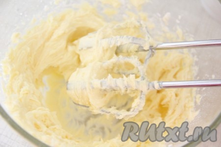  Взбить масло с помощью миксера до пышного состояния.
