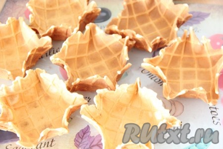 Дать вафельной корзиночке застыть. Готовые корзинки остудить, перед тем как начинить их кремом.
