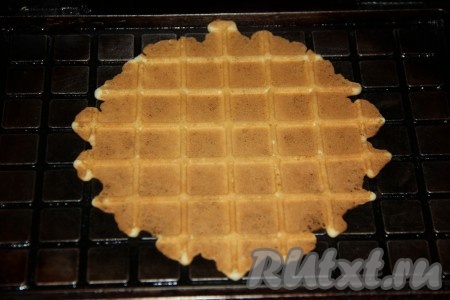 Выпекать вафлю до золотистого цвета.