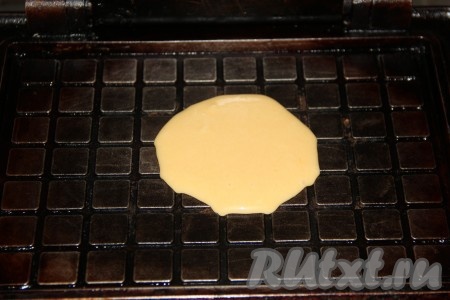 Тесто для вафельных корзиночек получится не густым и однородным. Электровафельницу хорошо разогреть. Вылить одну столовую ложку теста на середину вафельницы.&nbsp;
