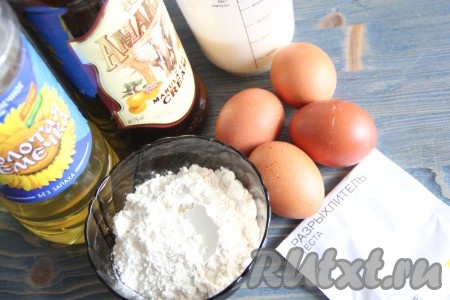 Подготовить продукты для приготовления теста для вафельных корзиночек. Ликёр можно не добавлять, но аромат вафель с ликёром будет просто восхитительным.
