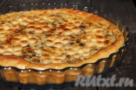 Нежный, вкусный пирог с грибами из дрожжевого теста слегка остудить, нарезать на кусочки и подать к столу. Выпечка хороша и в горячем, и в холодном виде.
